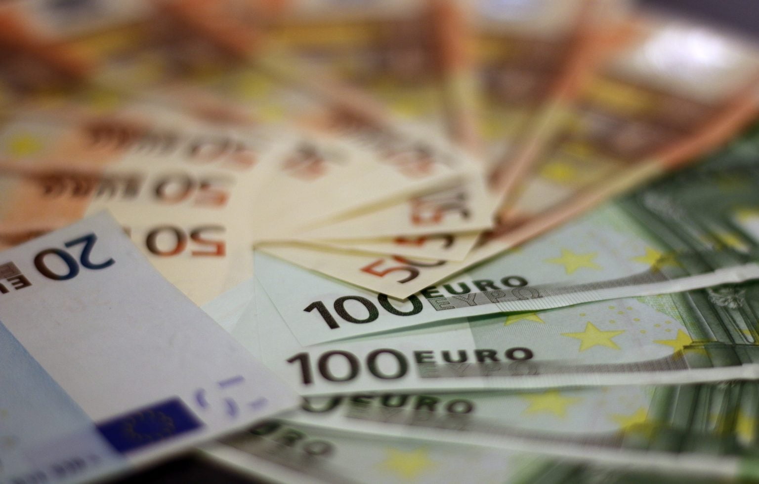 TOP Cele mai profitabile companii auto din lume, în 2021 Bancnote Sursa foto: Pexels.com