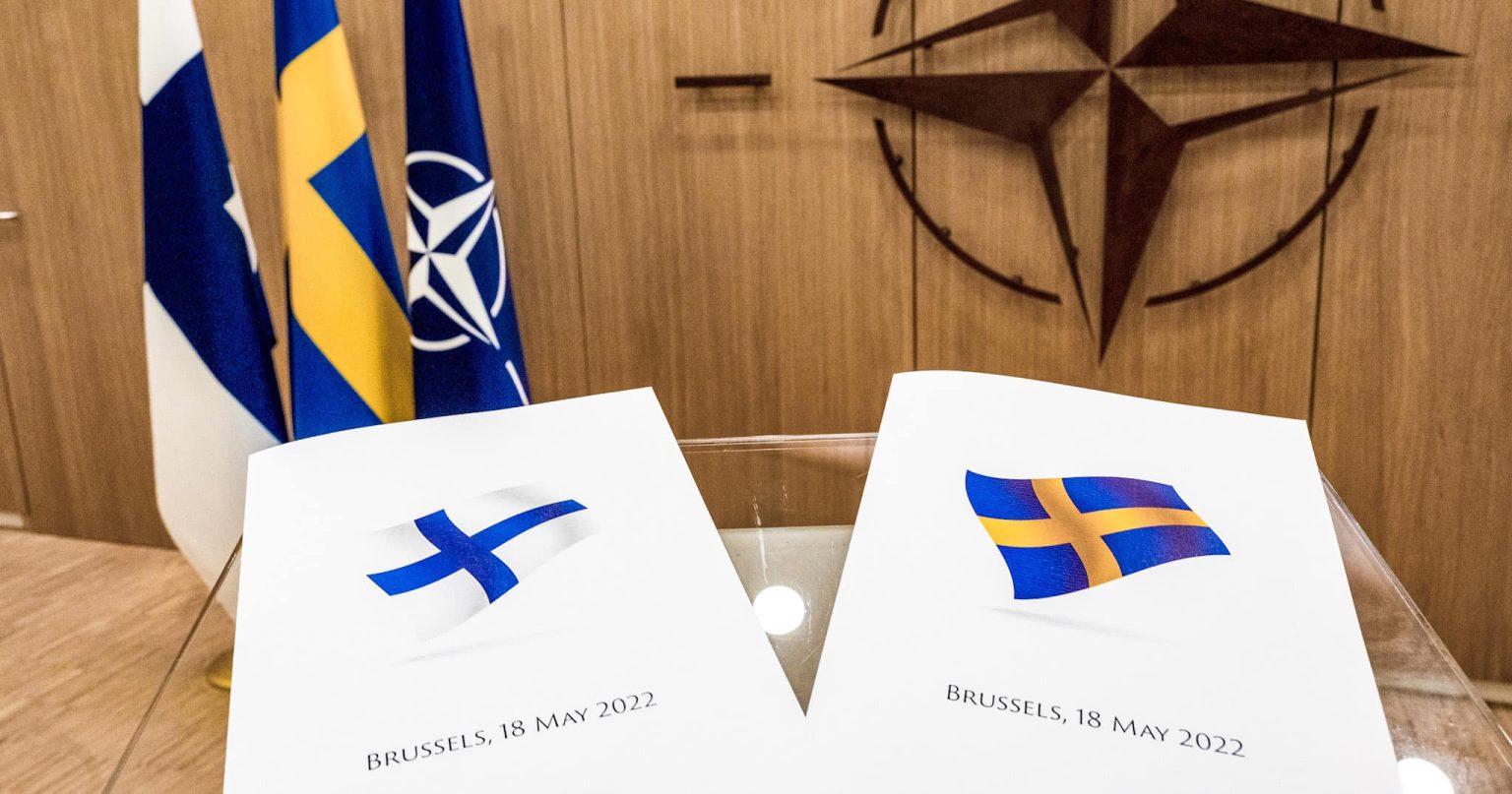FB/ Finlanda si Suedia au depus cererile de aderare la NATO