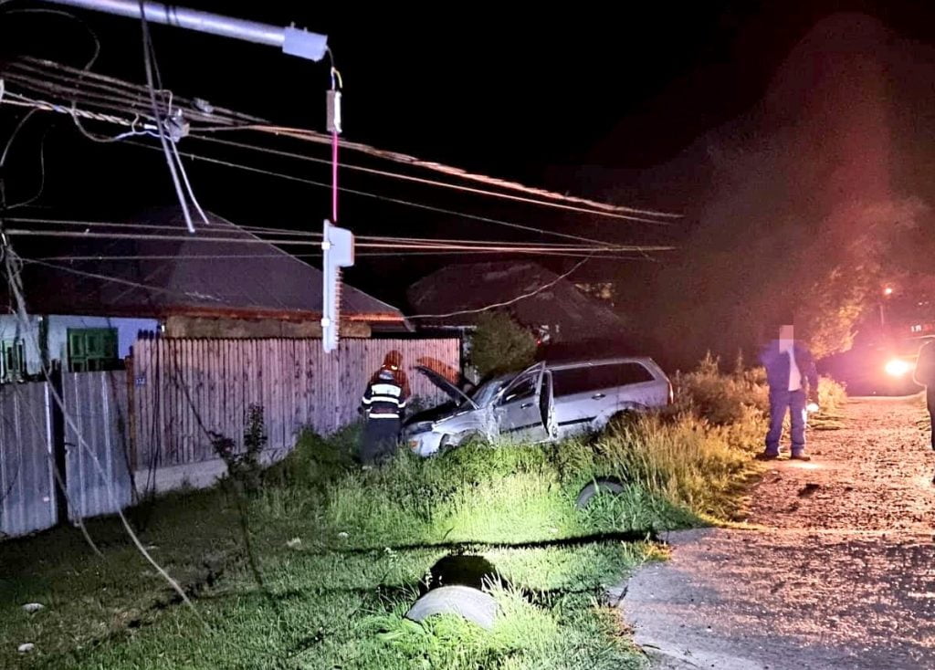 A intrat cu maşina într-un stâlp şi a fugit de la locul accidentului, Foto: ISU Giurgiu