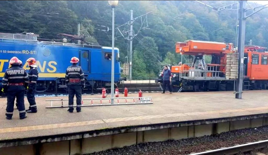 Locomotiva unui tren a luat foc, în Gara Sinaia Foto: playtech.ro