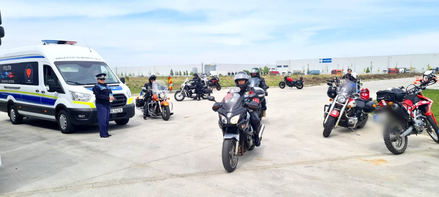 Motocicliştii Blue Knights şi poliţiştii giurgiuveni, acţiune comună de conduită preventivă în trafic Blue Knights şi Poliţia Giurgiu, acţiune comună. Foto: IPJ Giurgiu