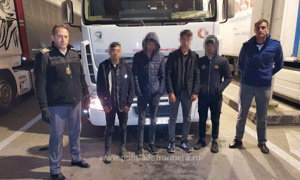 Poliţiştii de frontieră din Giurgiu au găsit 4 tineri afgani, ascunşi în semiremorca unui camion