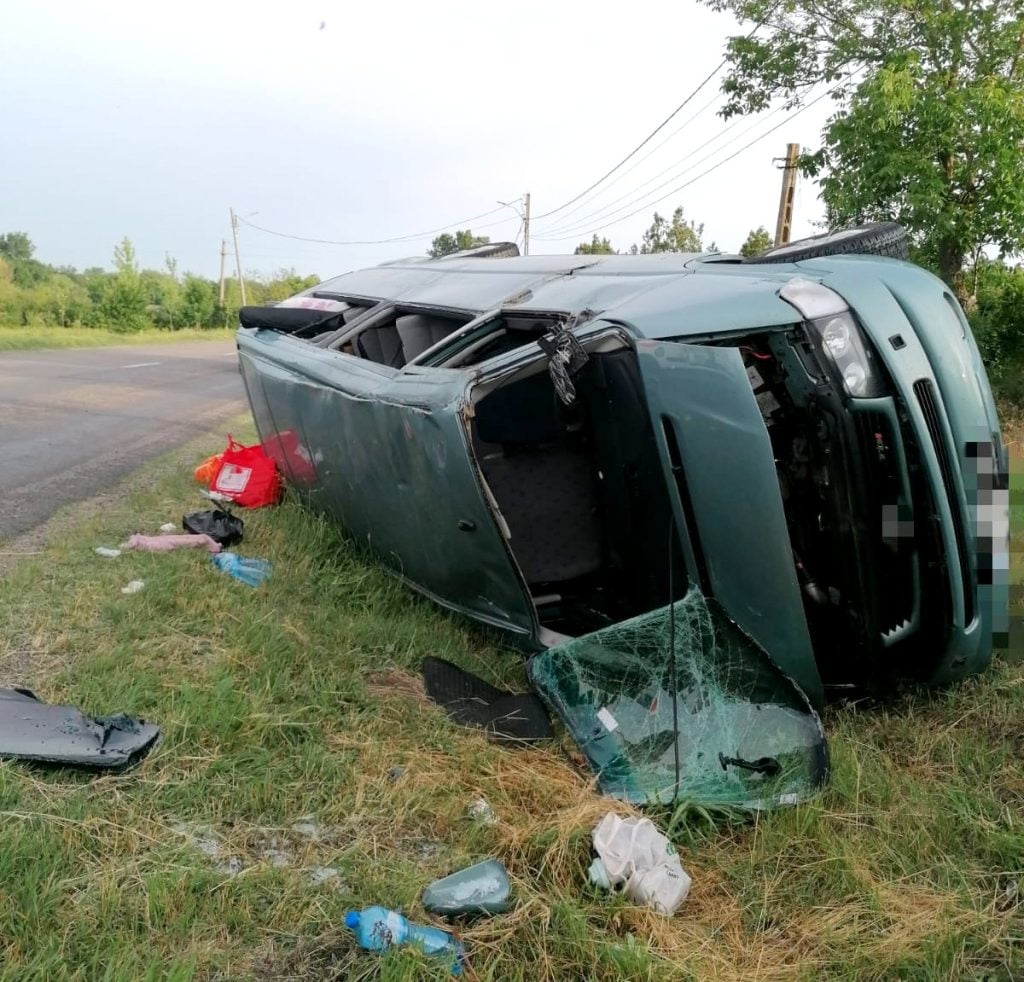 Un microbuz cu nouă pasageri s-a răsturnat în Vlaşin, judeţul Giurgiu Accident în Vlaşin, judeţul Giurgiu Foto: ISU Giurgiu