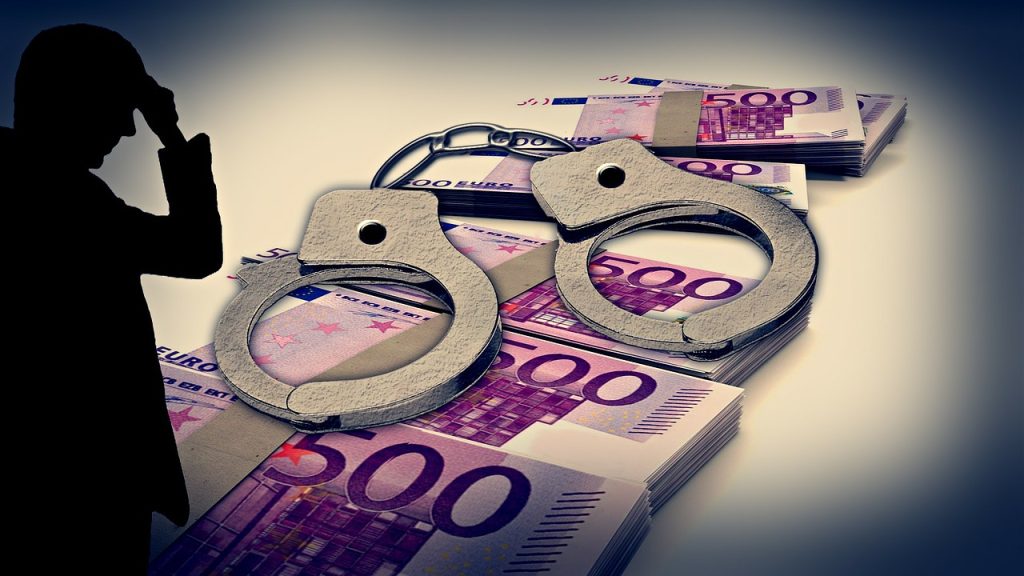 Doi gălăţeni care au păcălit un giurgiuvean să le dea mii de euro, reţinuţi de poliţişti