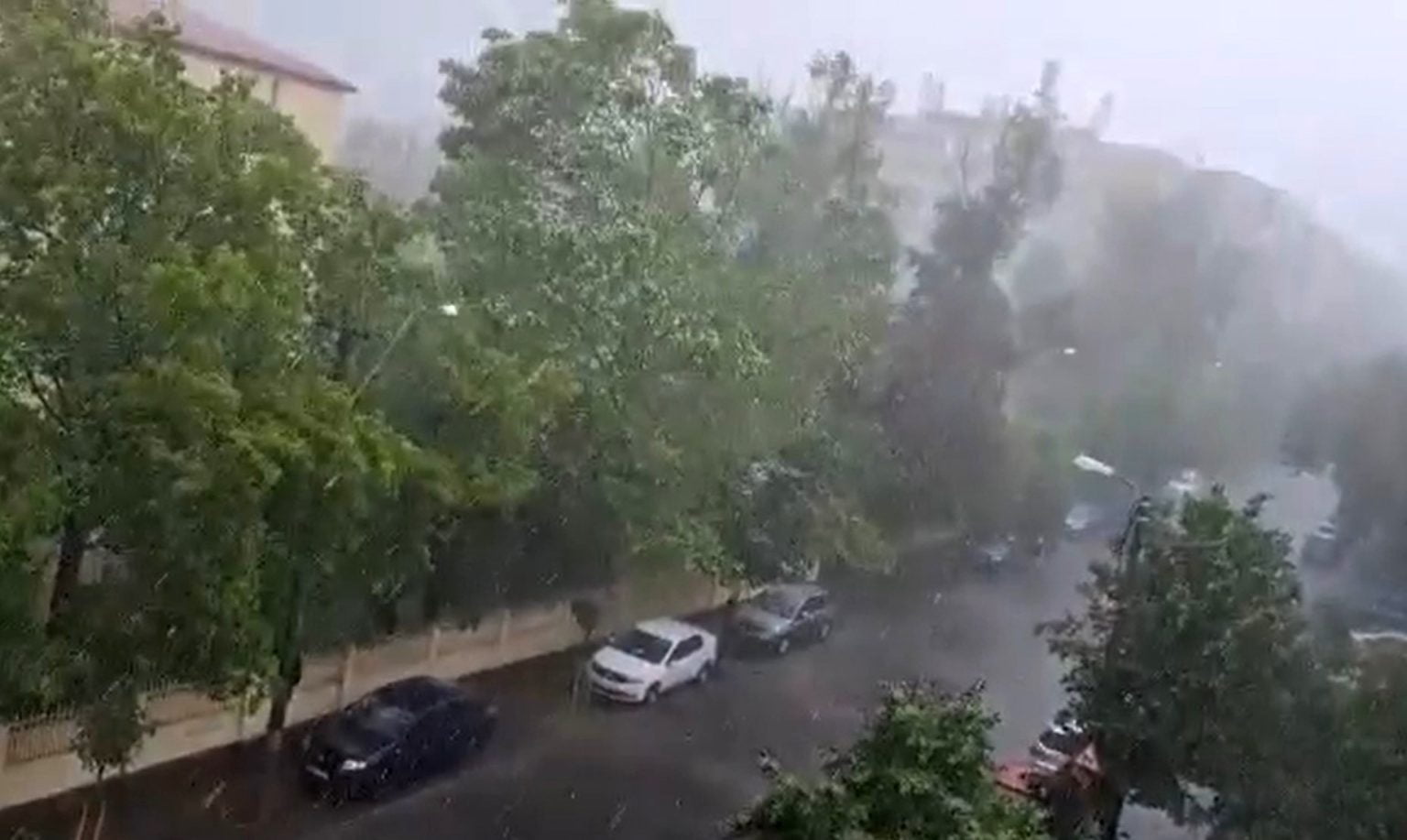 Furtuna a făcut ravagii, sâmbătă, în Capitală Foto: hotnews.ro
