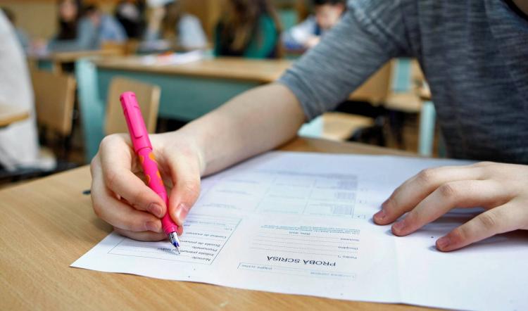 Ministrul Educaţiei: Testarea pilot standardizată, în 329 de şcoli din ţară Teste standardizate, în 329 de şcoli din România foto. bistriteanul.ro
