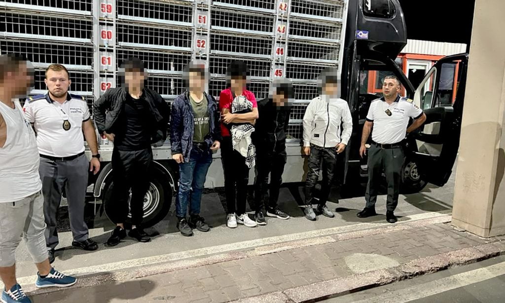 Cinci sirieni, ascunşi într-o autoutilitară ce transporta păsări, opriţi în Vama Giurgiu