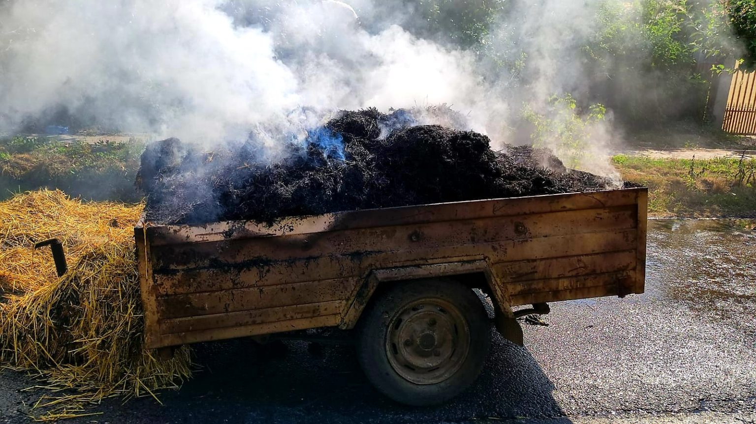 O remorcă plină cu paie s-a făcut scrum. Focul a izbucnit din senin