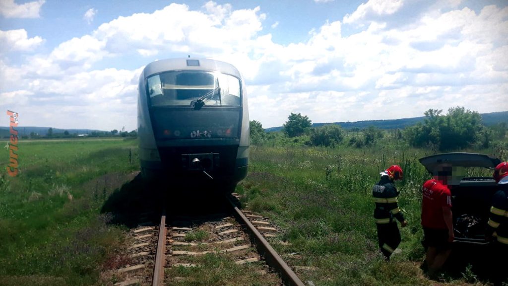 Au scăpat ca prin minune, după ce maşina în care se aflau a fost lovită de tren Foto: Curier.ro