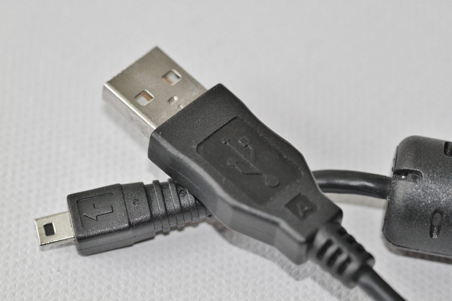 Uniunea Europeană va impune încărcătoare universale, începând din 2024 Cabluri incarcare USB Sursa foto: pxhere.com