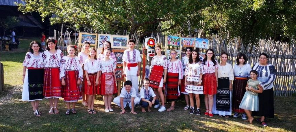 16 tineri din judeţul Ilfov au participat la Olimpiada „Meşteşuguri artistice tradiţionale” – 2022” de la Sibiu Foto: CJPC Ilfov
