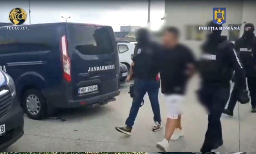 Şase persoane, arestate preventiv în Argeş, pentru trafic de droguri şi spălare de bani