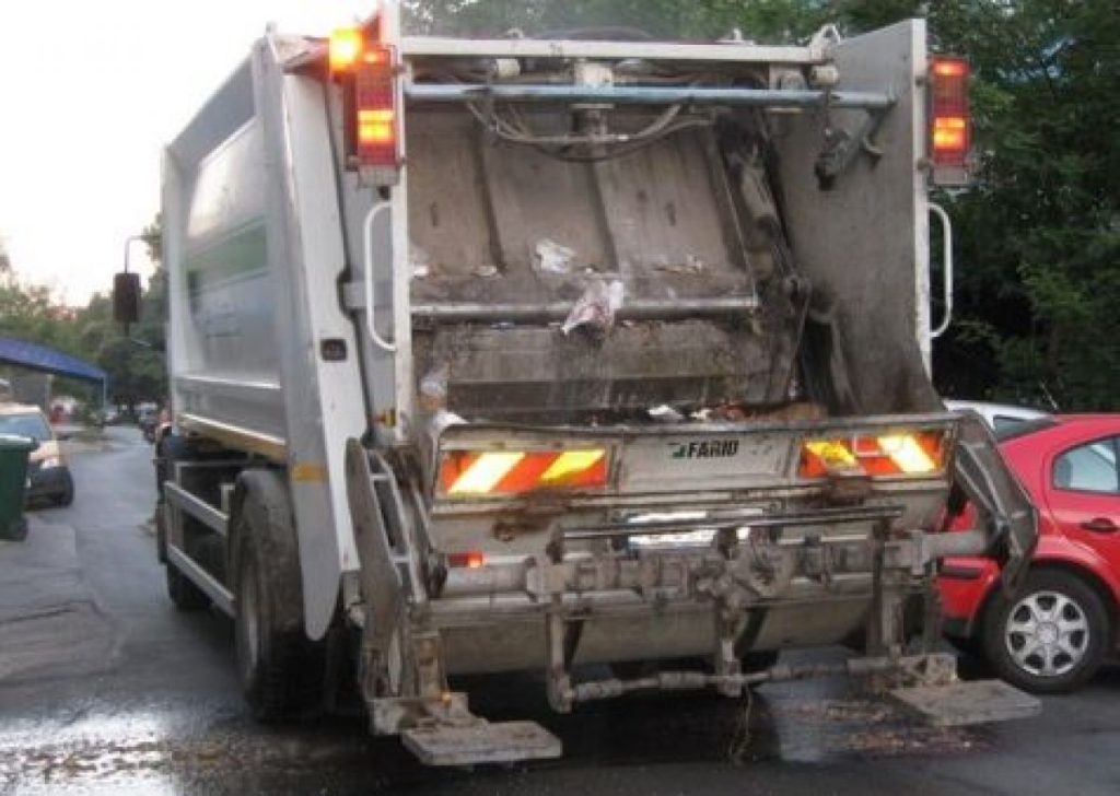 O femeie din Constanţa a murit strivită de compactorul de gunoi Foto cu scop ilustrativ