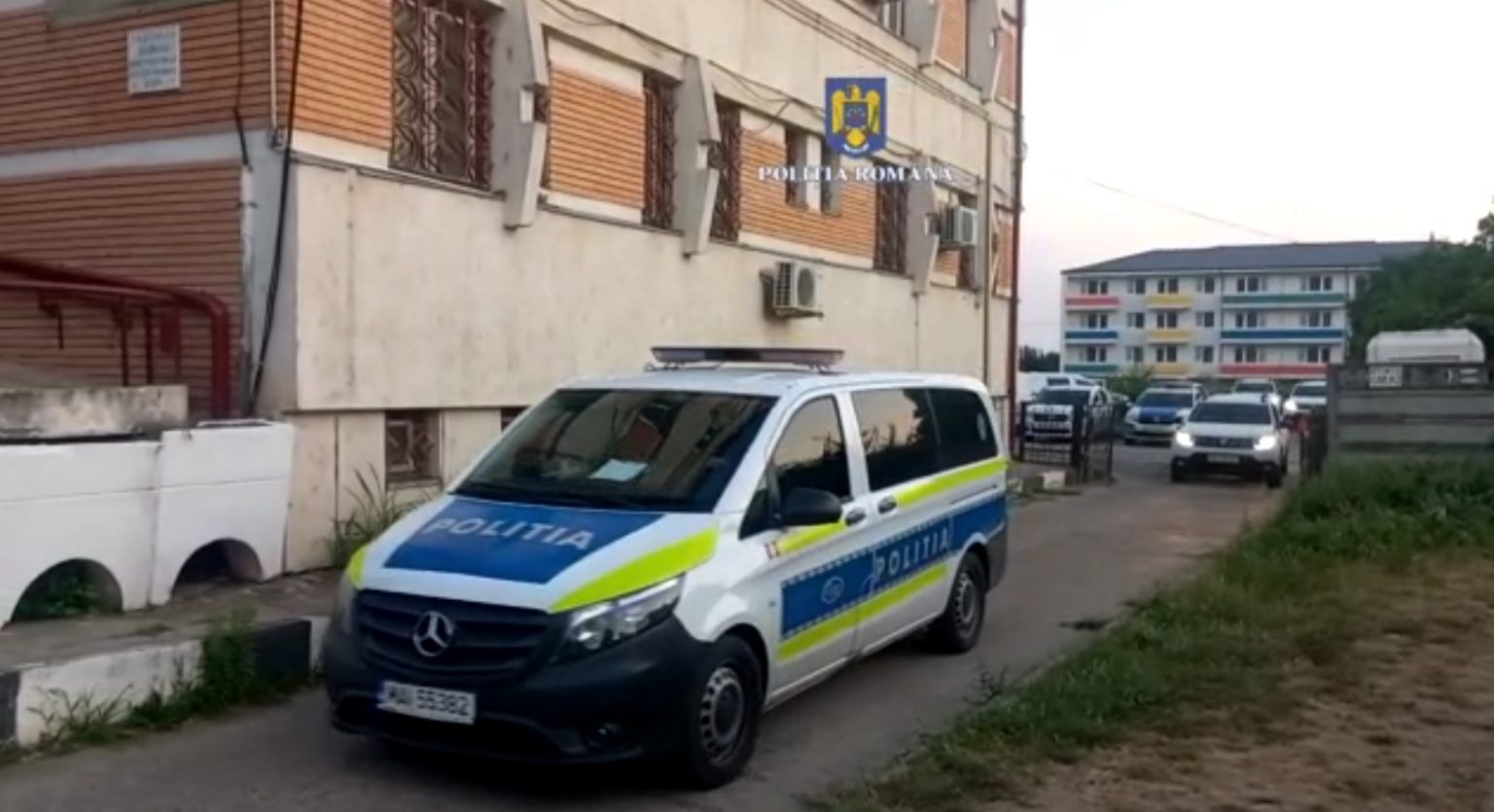 (VIDEO) GIURGIU: Percheziţii într-un dosar de proxenetism. Poliţiştii ar fi găsit şi două fete din sistemul de protecţie socială, la domiciliul unuia dintre membrii grupării Cinci persoane acuzate de proxenetism, duse la audieri, la Giurgiu