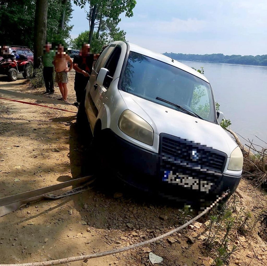 Era să cadă cu maşina în Dunăre, după ce s-a surpat malul de pământ Foto: ISU Giurgiu