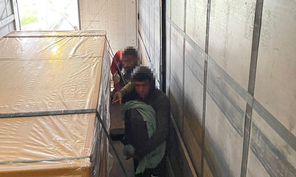 Trei sirieni au vrut să intre ilegal în România, ascunzându-se într-un camion Foto: ITPF Giurgiu