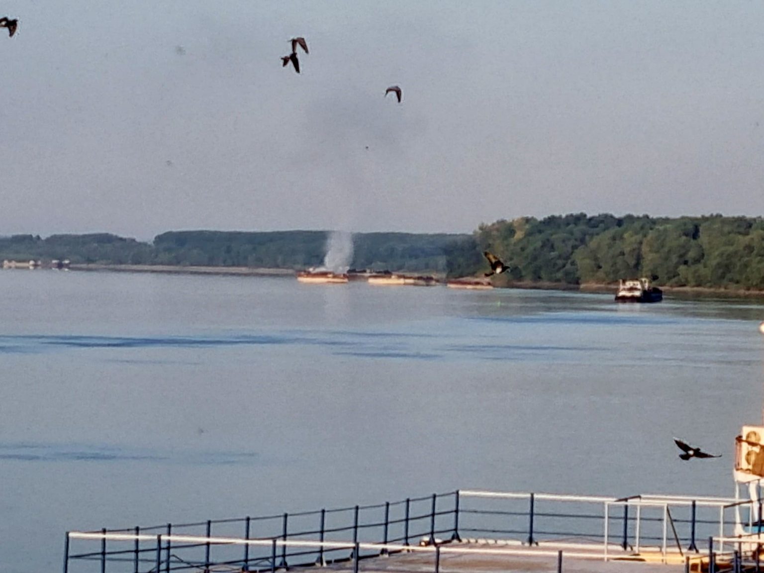Incendiu la două barje sârbeşti, pe Dunăre. Foto: Căpitănia Giurgiu