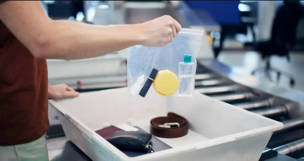 La Cluj, pe aeroport nu mai trebuie să scoți electronicele și lichidele din geantă control securitate aeroport Sursa foto Aeroportul Avram Iancu Cluj