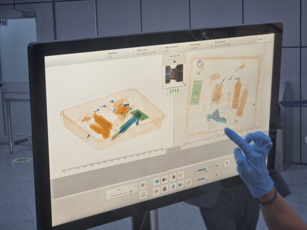 Control securitate aeroport Sursa foto: Aeroportul Internațional Avram Iancu Cluj Control securitate aeroport Sursa foto: Aeroportul Internațional Avram Iancu Cluj