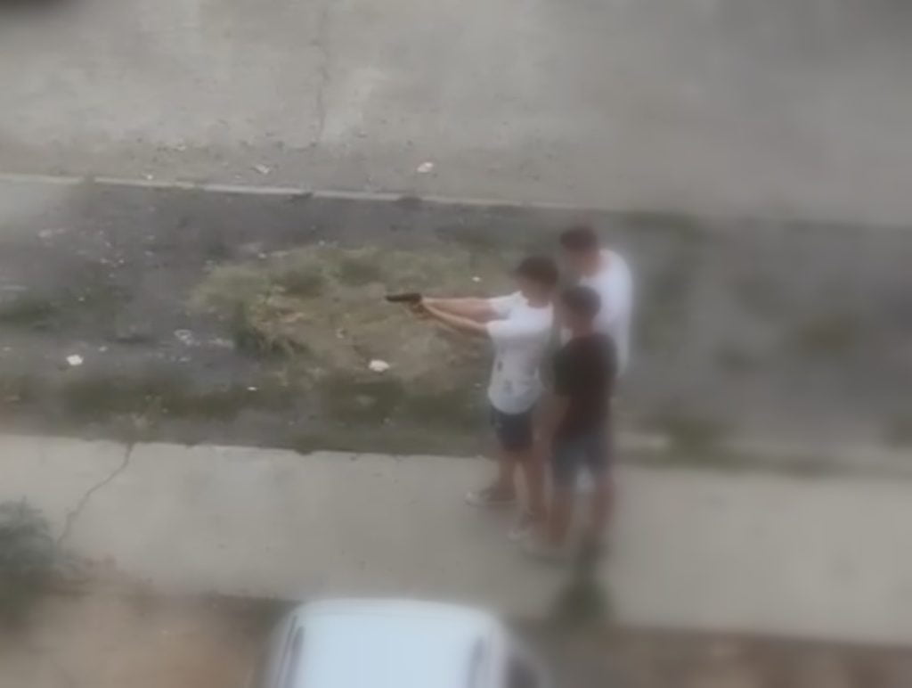 Tinerii trăgeau la ţintă, în spatele unui bloc din Călăraşi Foto: Canal Sud