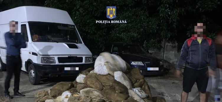 IALOMIŢA: Poliţiştii au confiscat peste trei tone de tutun de contrabandă, dar şi autoutilitarele în care marfa era transportată Peste trei tone de tutun de contrabandă, confiscate în Ialomiţa