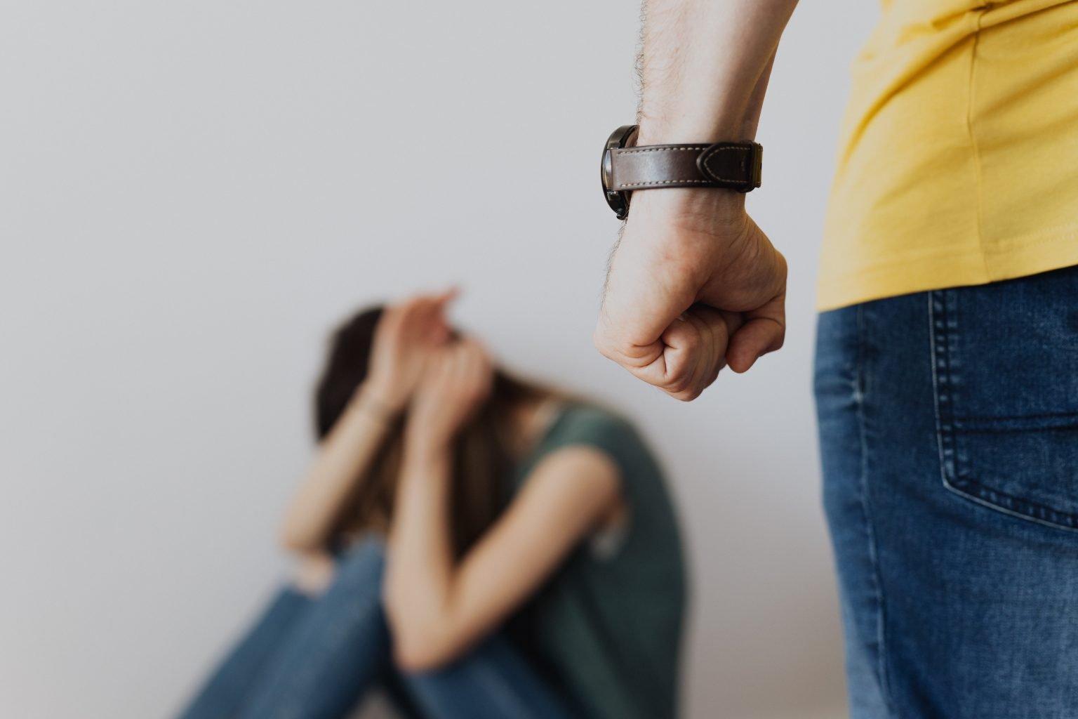 pexels/ Un bărbat din Giurgiu a fost arestat după ce și-a bătut soția și a încercat să îi scoată un ochi