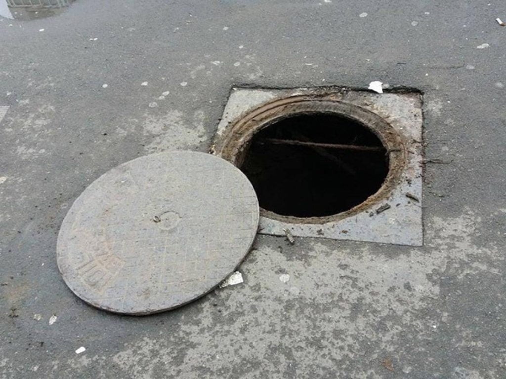 Trei bărbaţi din Valea Călugărească ar fi furat mai multe capace din Berceni, Ilfov Foto: Matt Arters