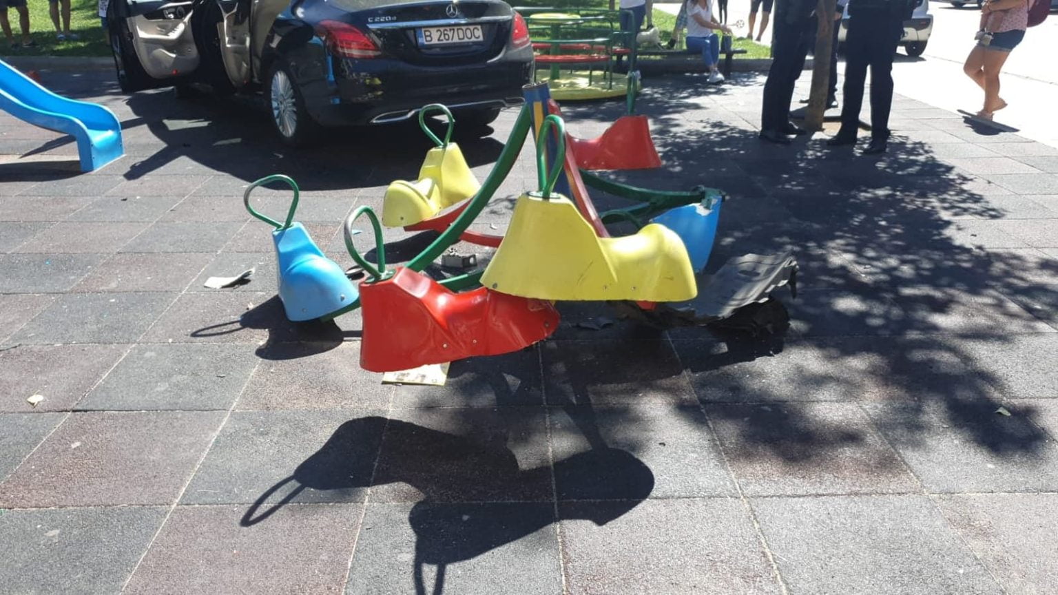 (FOTO) O șoferiță a încurcat frâna cu accelerația și a intrat cu mașina într-un parc, rănind un copil de doi ani O șoferiță a încurcat frâna cu accelerația și a intrat cu mașina într-un parc