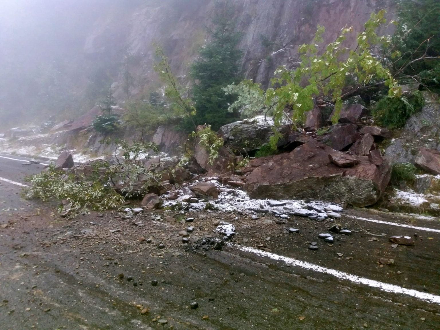 Trafic restricţionat pe Transfăgărăşan, din cauza unor căderi de pietre Foto: DRDP Braşov