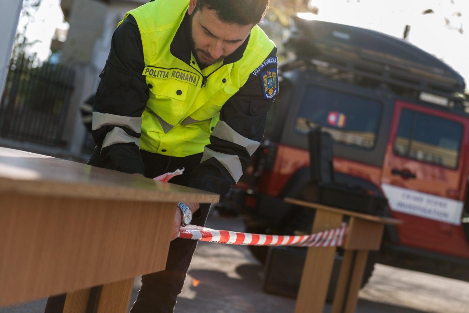 Trei bărbați au fost arestați preventiv după ce ar fi agresat un tânăr și ar fi răpit-o pe prietena acestuia