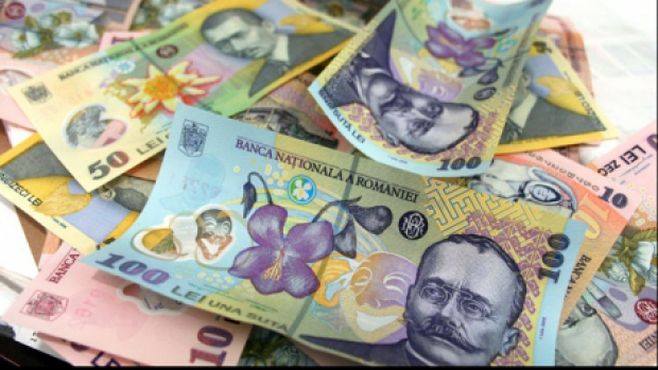 Un bărbat din Argeș a găsit o sumă de bani și a predat-o polițiștilor, dar proprietarul e de negăsit Un bărbat din Argeș a găsit o sumă de bani și a predat-o polițiștilor, dar proprietarul e de negăsit