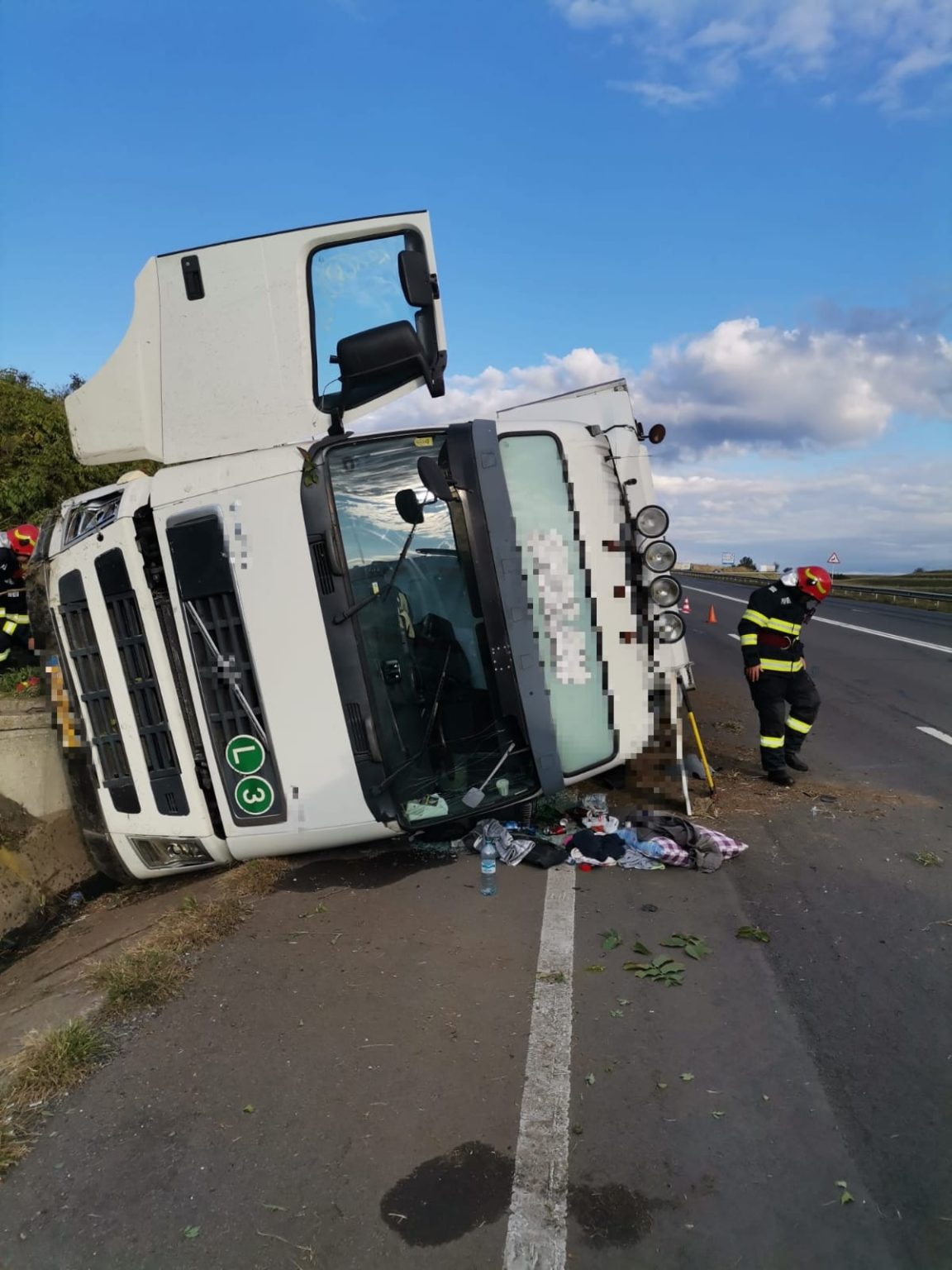 TIR, răsturnat pe DN 5 Giurgiu Bucureşti Foto: ISU Giurgiu
