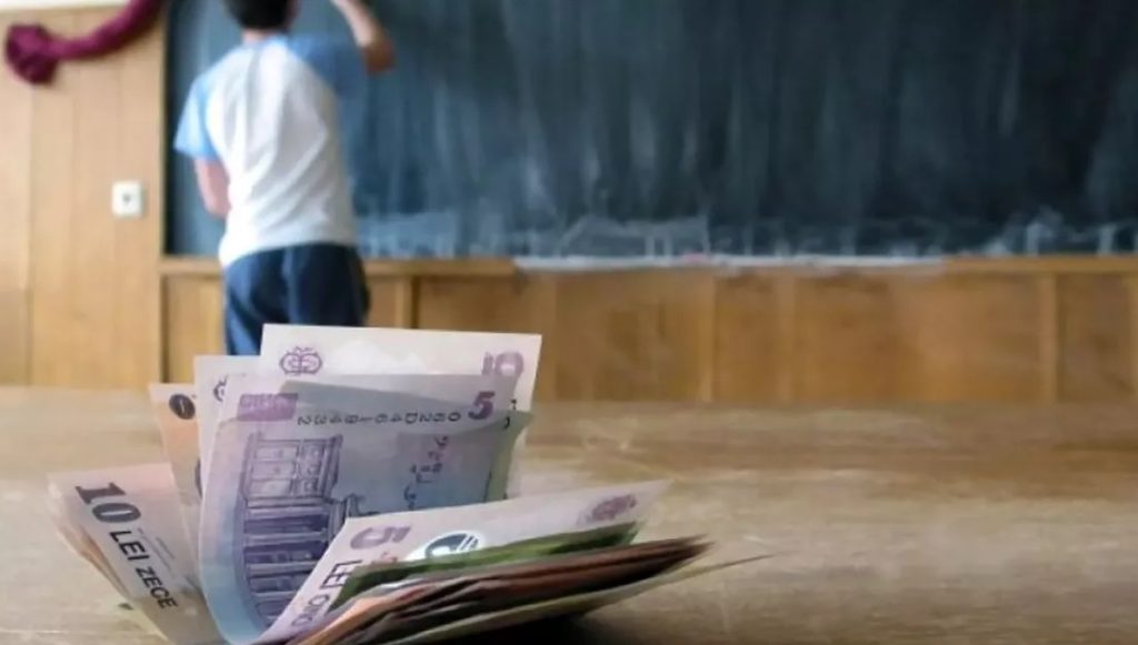 Premierul şi ministrul Educaţiei spun că vor fi asigurate bursele sociale, respectiv transportul elevilor Foto: playtech.ro