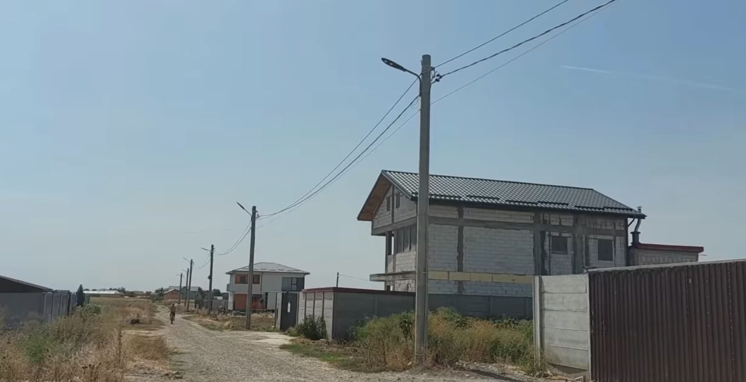 Sistemul de alimentare cu energie electrică, extins pe şapte străzi din Dragomireşti Vale Foto: Primăria Dragomireşti Vale