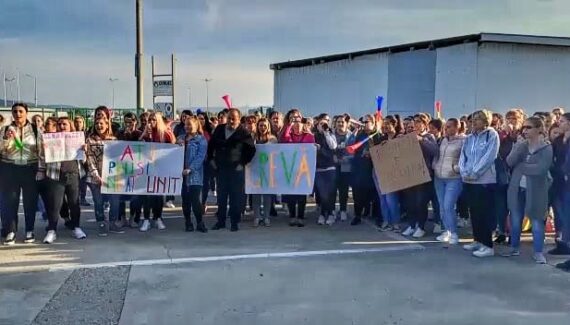 ARGEŞ: Continuă greva generală de la fabrica de componente auto de la Ciumeşti Protest la fabrica de componente auto de a Ciumeşti, Foto: e-piteşti.ro