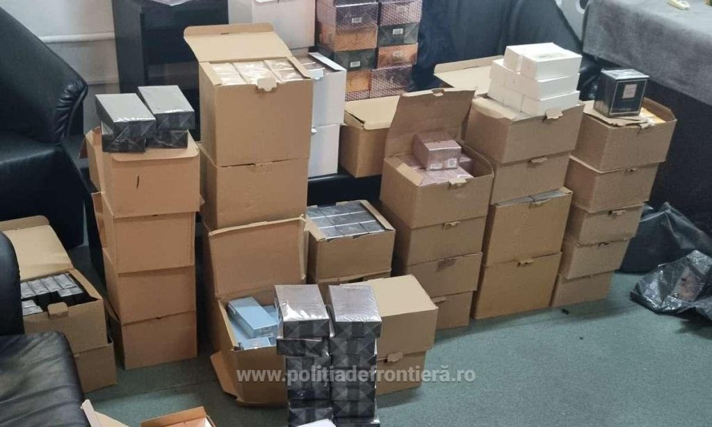 Haine şi parfumuri contrafăcute, confiscate în Vama Giurgiu