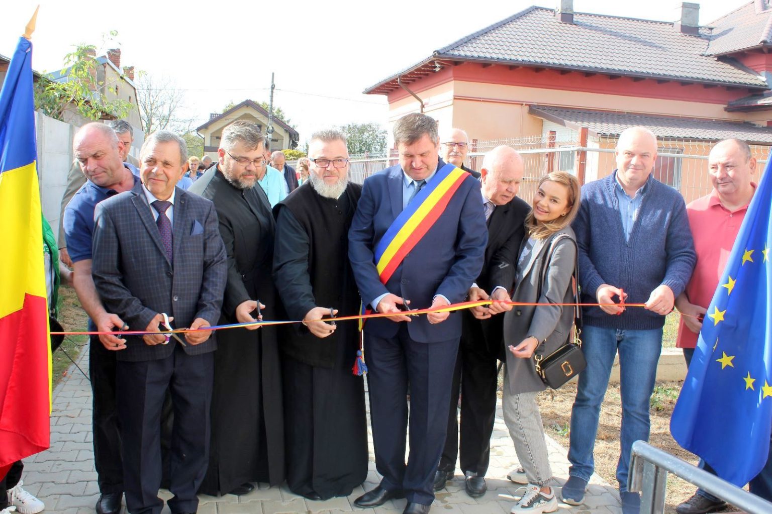 FOTO: Ilfovenii din Dragomireşti se mândresc şi cu un dispensar modern, la Zurbaua Clădirea noului dispensar din Zurbaua, Dragomireşti Vale, inaugurată