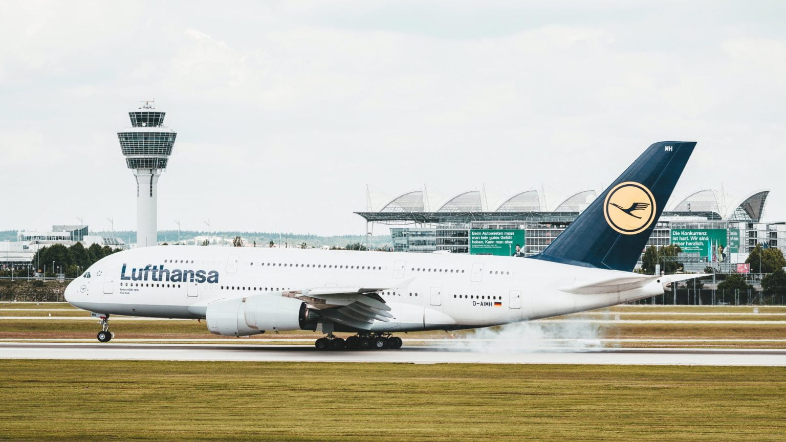 O aeronavă Lufthansa, aterizare de urgenţă pe "Otopeni" Foto: B365