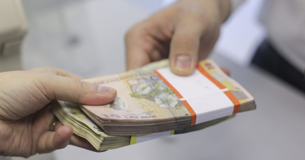 BUCUREŞTI: Voiau să facă împrumuturi la bancă, folosind acte false. Poliţiştii i-au prins în flagrant Poliţiştii bucureşteni au prins în flagrant trei bărbaţi care voiau să facă împrumuturi la bănci, cu acte false