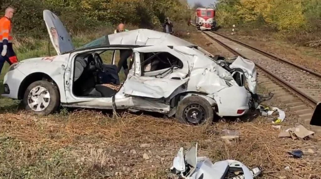Doi bărbaţi au murit, după ce maşina lor a fost lovită de tren, în Argeş Foto: Antena 3