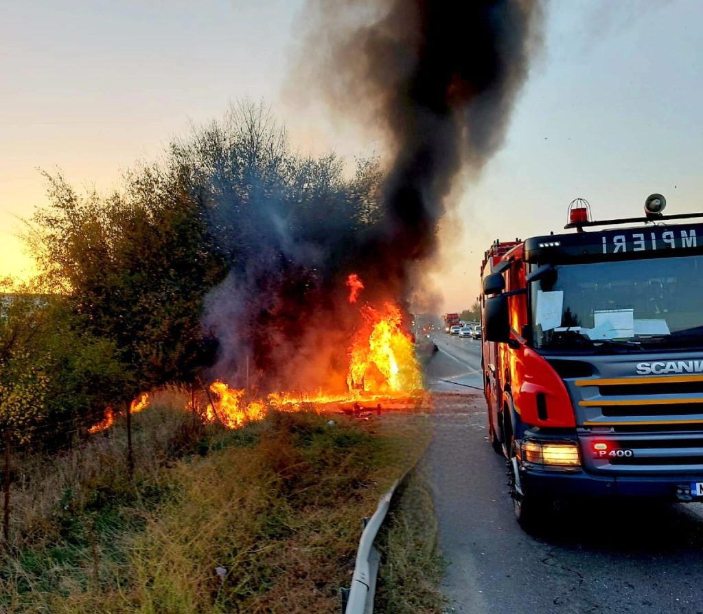 O autoutilitară a luat foc pe A1, foto ISU Giurgiu