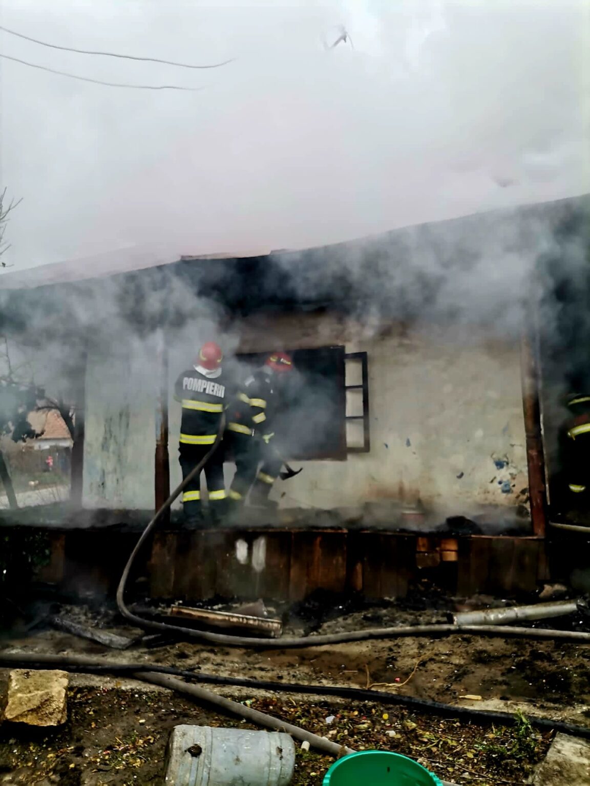 GIURGIU: O familie cu trei copii a rămas pe drumuri, după ce casa li s-a făcut scrum Incendiu violent la o casă din judeţul Giurgiu Foto: ISU Giurgiu