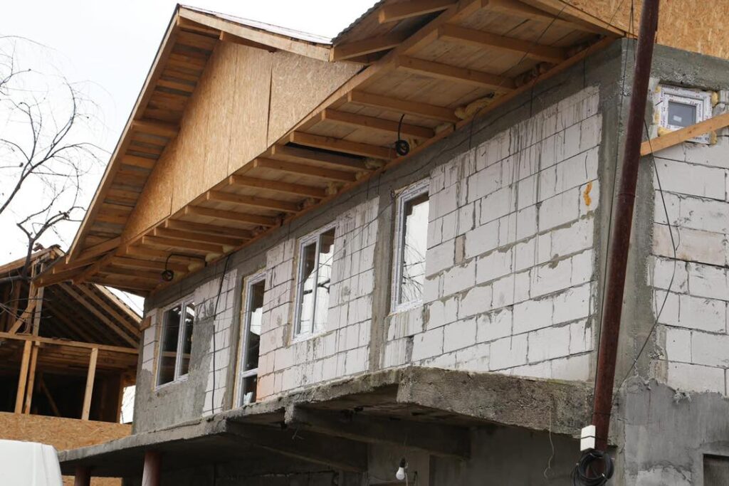 Locuinţele persoanelor din Buftea afectate de incendiul de vara trecută, aproape gata!