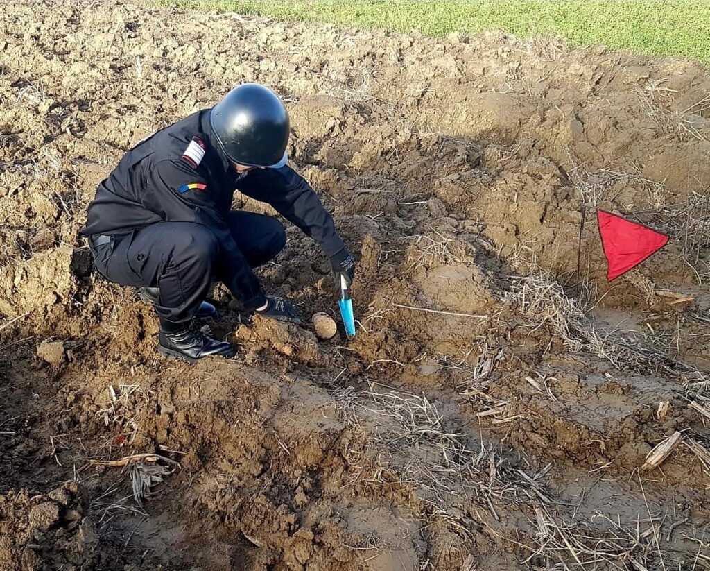 Proiectil exploziv, găsit pe un câmp din judeţul Giurgiu