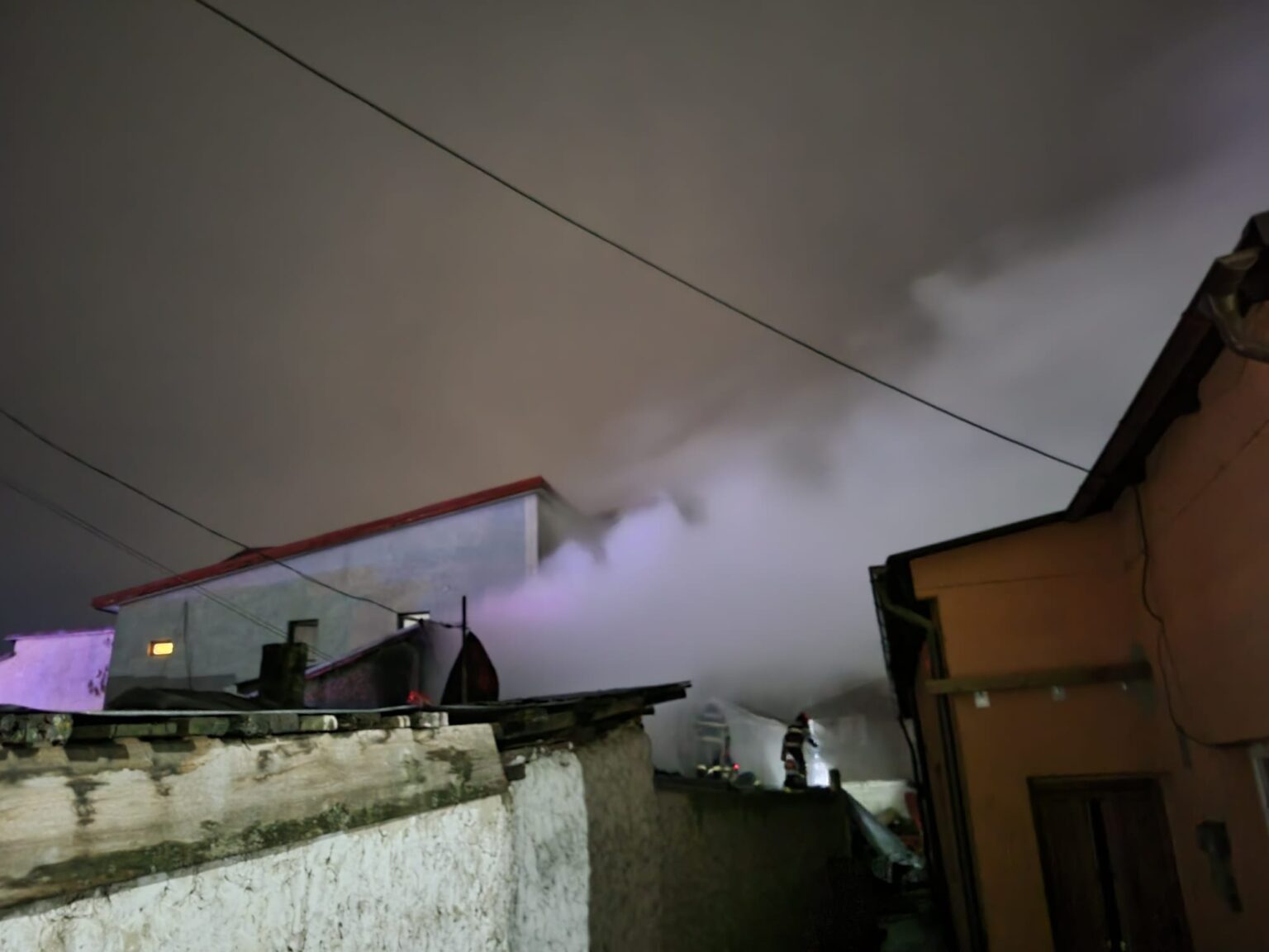 Incendiu, la o casă din Giurgiu. Zeci de persoane, din vecinătate, evacuate din cauza fumului