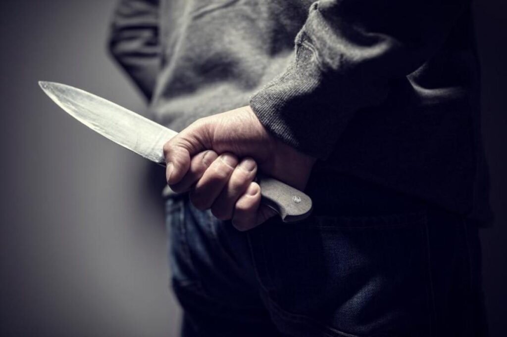 Bărbat din Dâmboviţa, reţinut, după ce a ameninţat un elev cu un cuţit