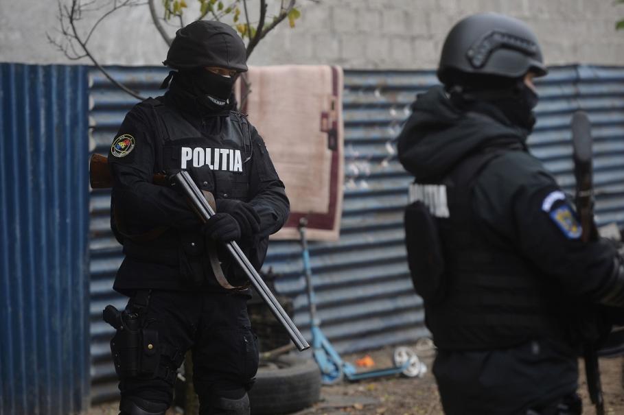 Percheziţii, în PRAHOVA, la persoane implicate în mai multe spargeri, de sărbători. Sunt vizaţi şi doi adolescenţi Percheziţii, în Prahova. Doi minori, acuzaţi că au dat mai multe spargeri Foto: Observator