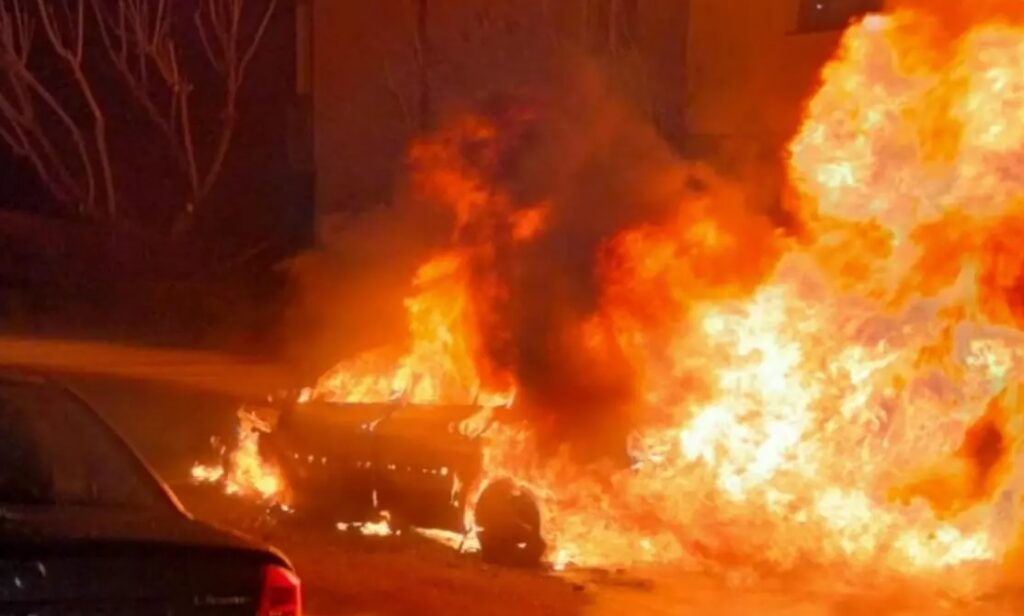 DÂMBOVIŢA: O maşină s-a făcut scrum, în Târgovişte. Incendiul a afectat alte două autoturisme, dar şi două balcoane O maşină a ars complet, noaptea trecută, în Târgovişte Foto: Realitatea TV