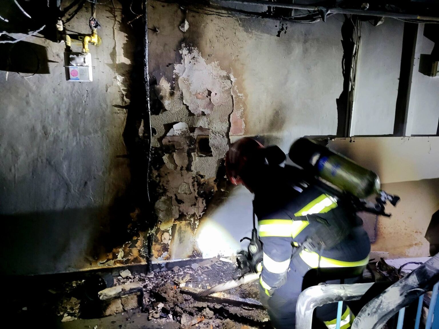 Incendiu, într-un bloc din GIURGIU, din cauza lumânărilor lăsate aprinse la una dintre uși, în memoria unei persoane care a decedat Incendiu, într-un bloc din Giurgiu, din cauza unor lumânări lăsate aprinse la o uşă