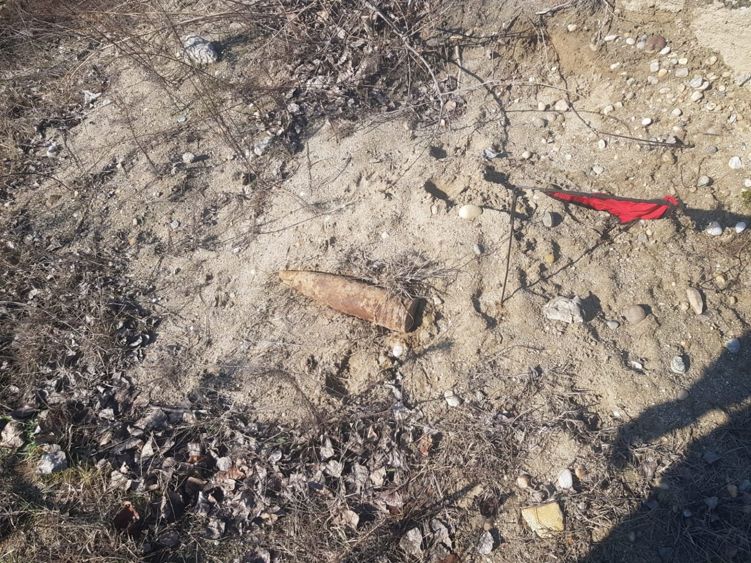 Proiectil exploziv, găsit pe un teren viran din incinta Zonei Libere GIURGIU Proiectil exploziv, găsit pe un teren viran din incinta Zonei Libere Giurgiu